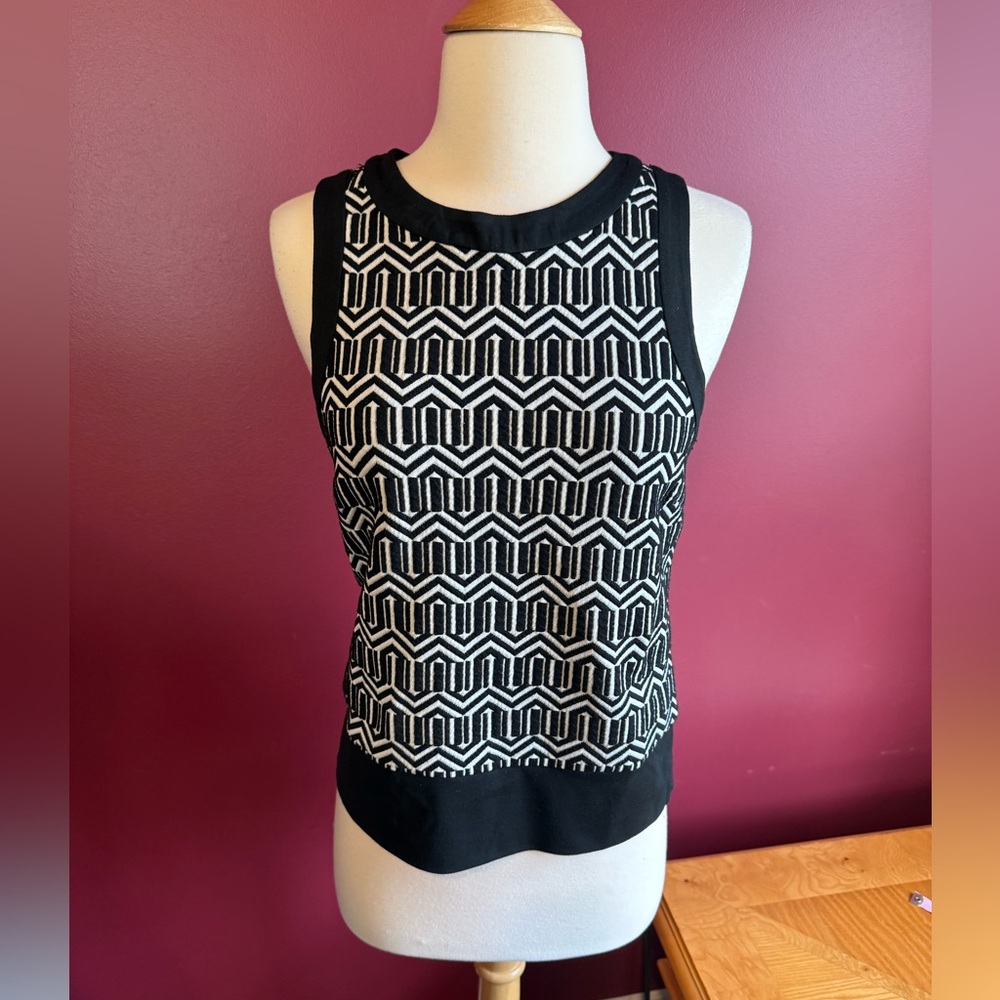 Banana republic black and white asymmetrical print vest sz Xs
